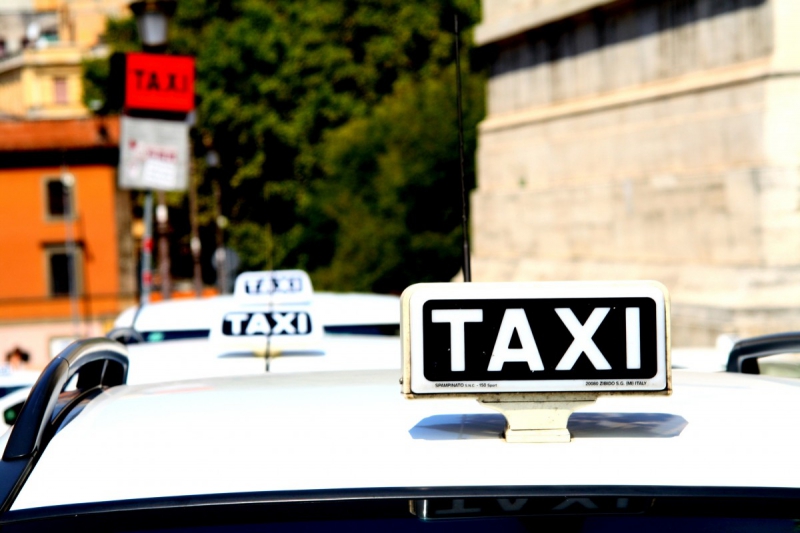 taxis-OPIO-min_taxi_auto_rome_road_white-1051610